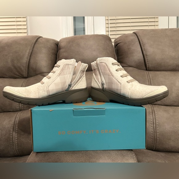 Woman’s Bzees Kick Back in Plaid Taupe! Like-new; Only wore 1x! Size 10. - Picture 3 of 7